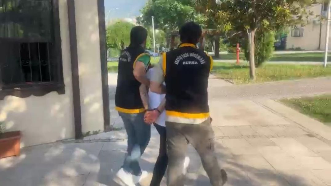 Bursa'da 25 ayrı suçtan 25 yıl hapsi olan olan firari broşür dağıtırken yakalandı