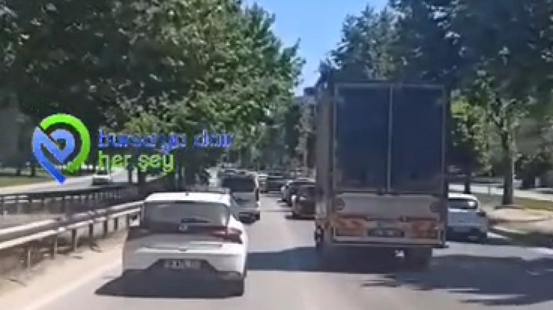 Bursa'da yolu kapatan düğün konvoyu trafikteki sürücüleri çileden çıkardı