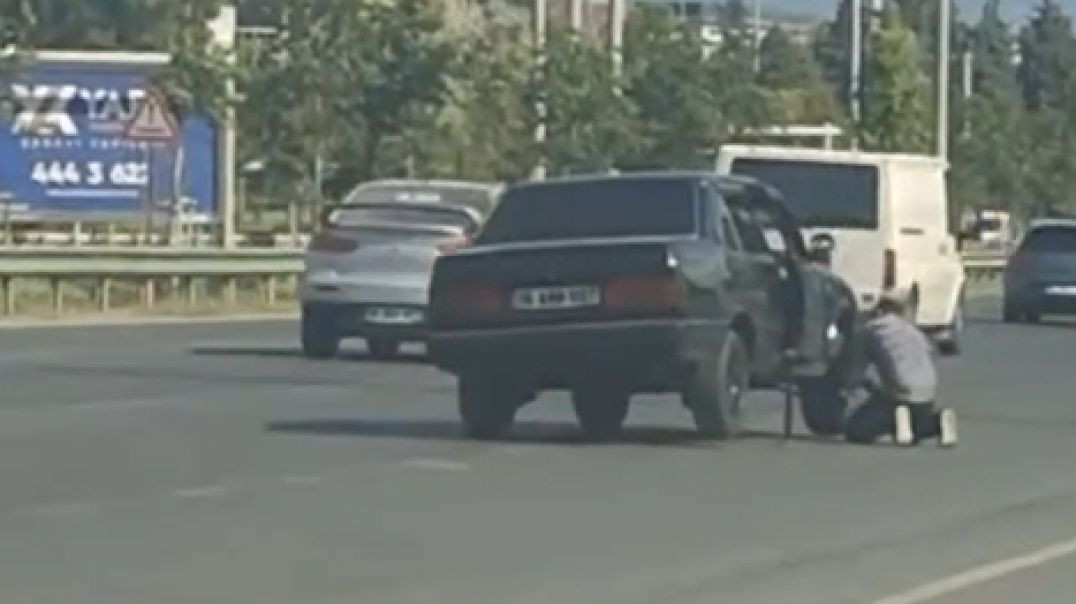 Bursa'da akan trafiğe aldırmayan sürücü lastik değiştirdi