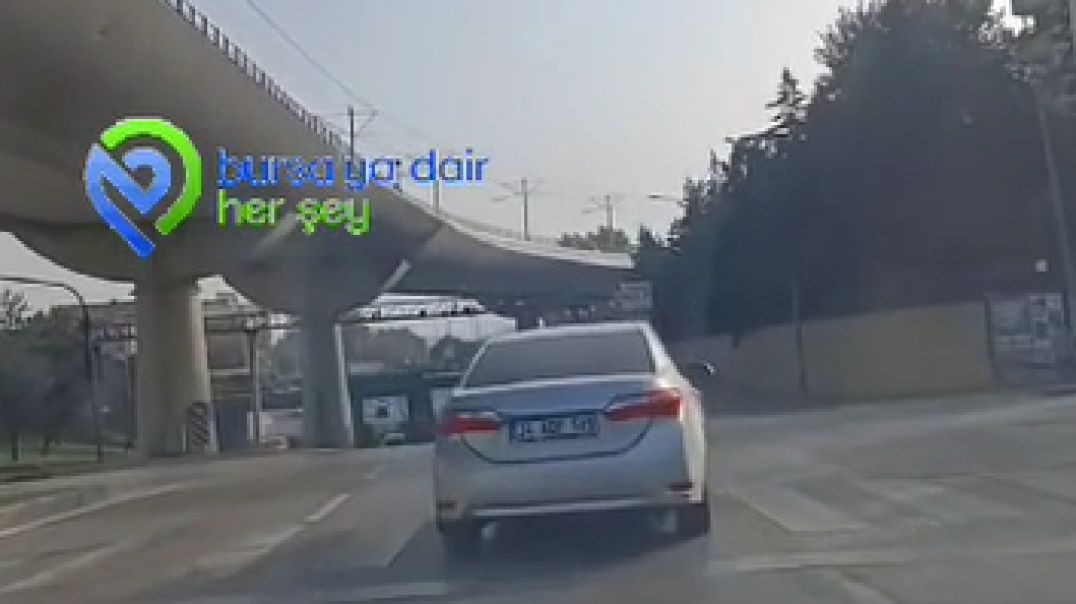 Bursa'da kırmızı ışık ihlali yapan otomobil yürekleri ağza getirdi
