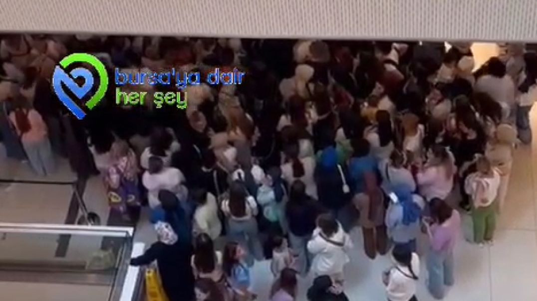 Bursa'da kozmetik mağazasında indirim izdihamı: Saatlerce kuyrukta beklediler!