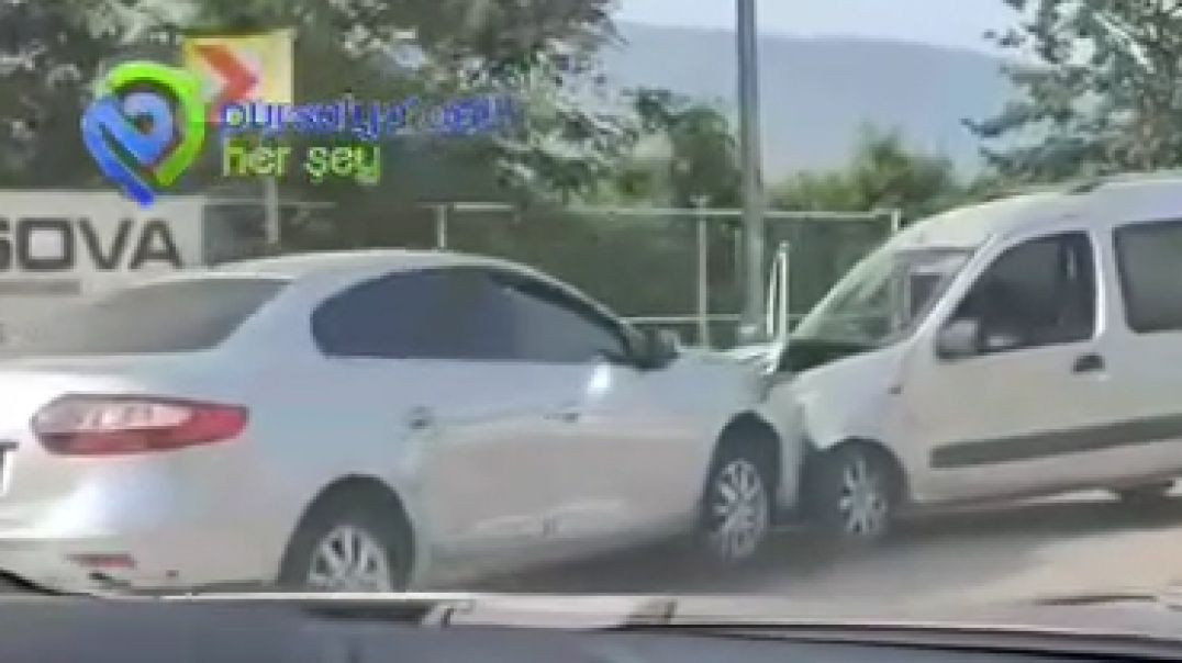 Bursa'da iki otomobil kafa kafaya çarpıştı
