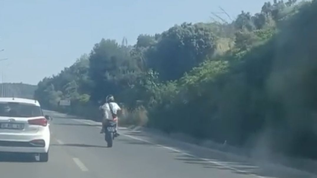 Bursa'da trafik magandası motosiklette tek teker üzerinde şaha kalktı!