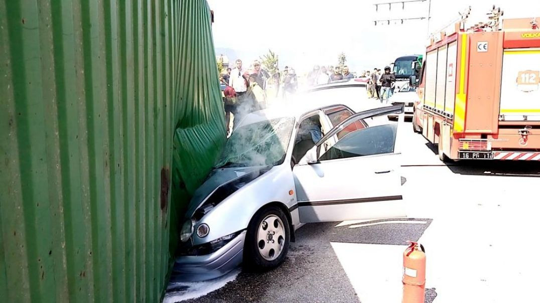 Bursa'da otomobilin üzerine devrilen tır bir ailenin sonu olacaktı