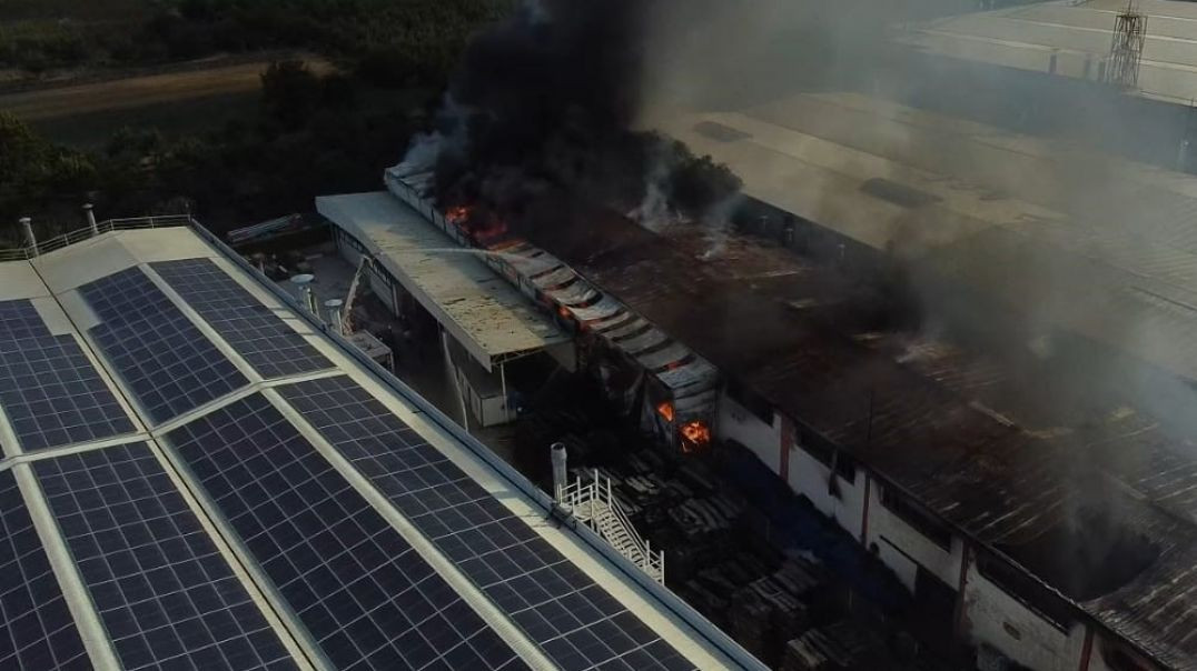 İnegöl'de sandalye fabrikasında yangın: Dron ile görüntülendi!