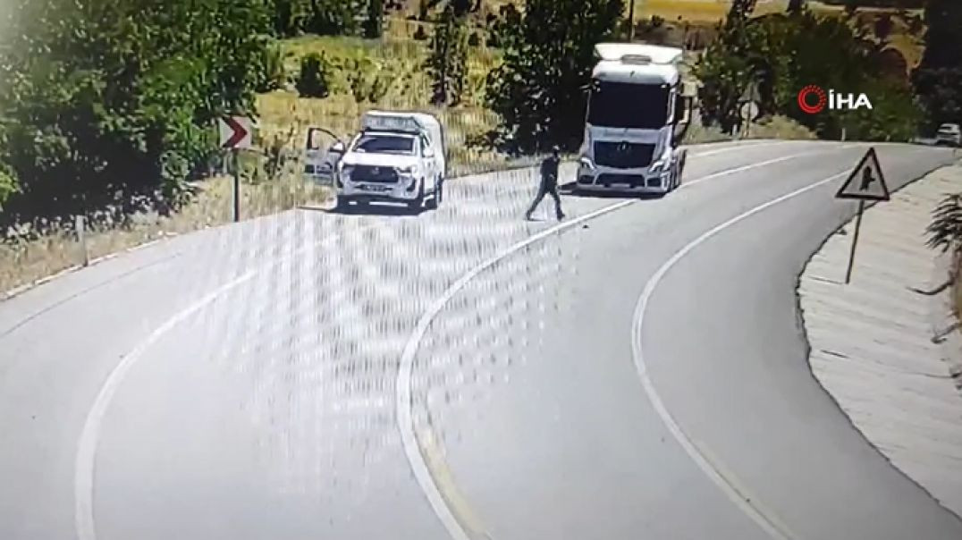 Yaralı serçeyi kurtarmak isterken kamyon çarptı