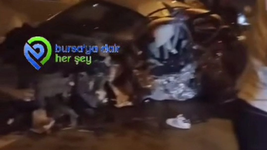 Bursa'da kağıt gibi ezilen araçtan sağ çıktı!