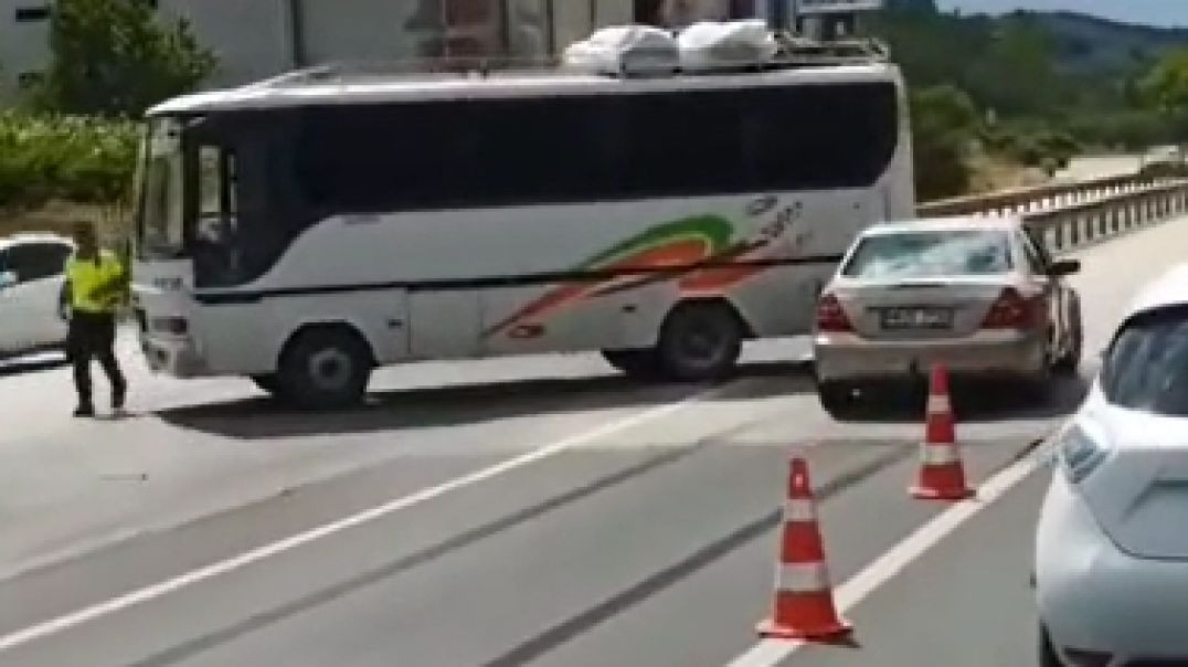 Bursa'da otobüs ile otomobil çarpıştı