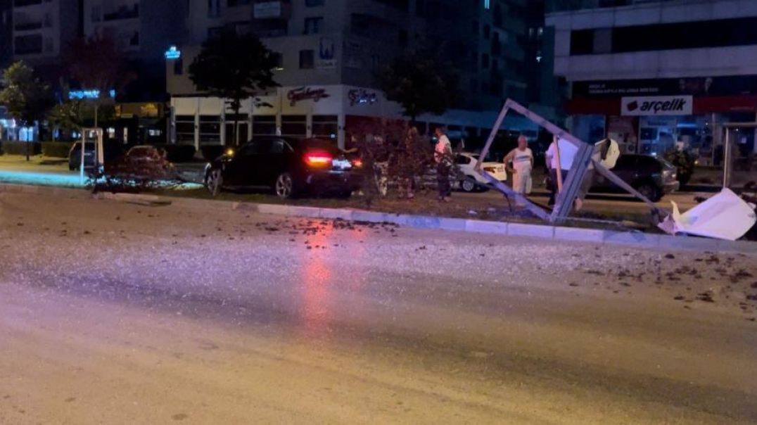 Bursa'da aday sürücünün aracı reklam panosunu devirip ağaca çarptı