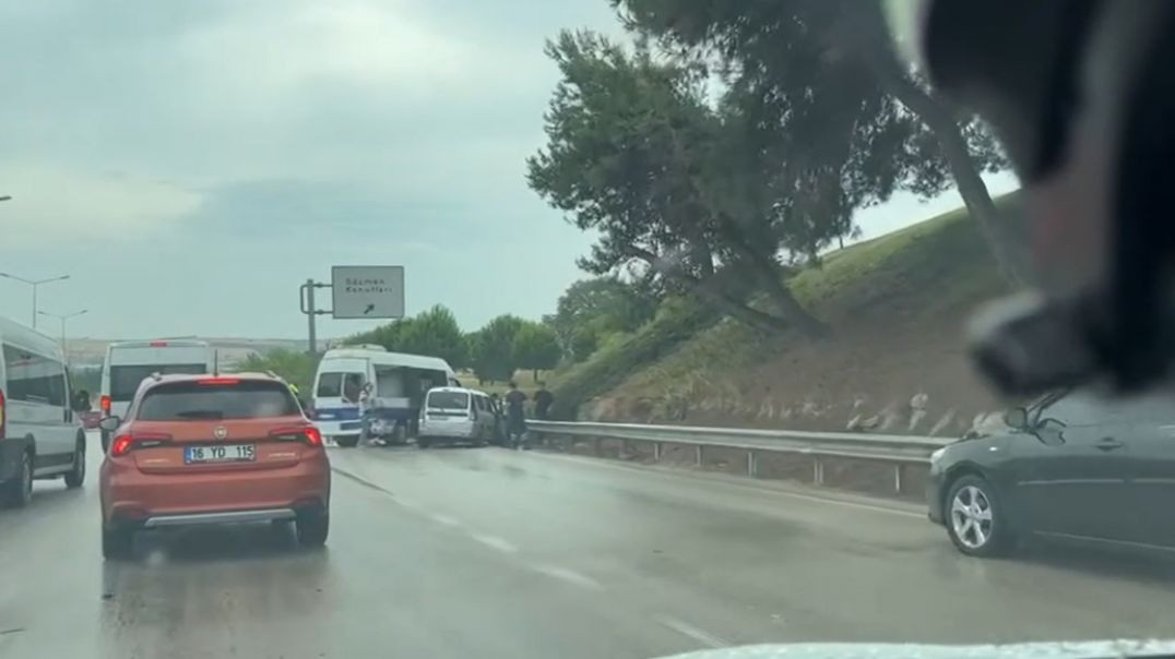 Bursa'da minibüs ile otomobil çarpışınca ölümden döndüler