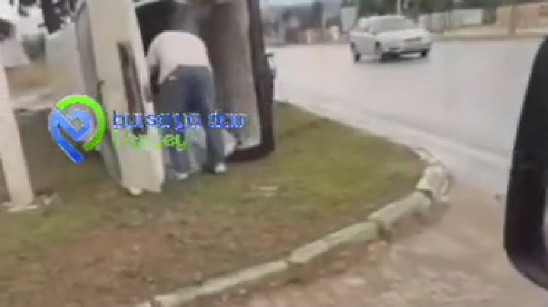 Bursa'da yağışta kontrolden çıkan araç yan yattı