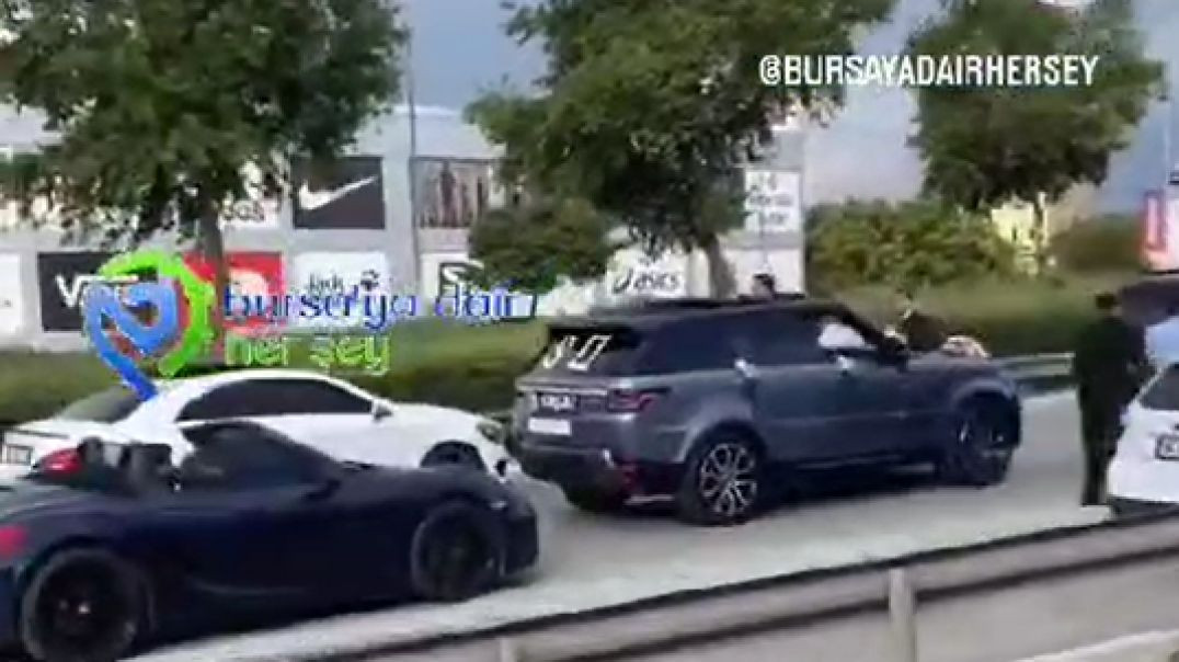 Bursa'nın kilit noktasında düğün konvoyu yolu kapatıp halay çekti!