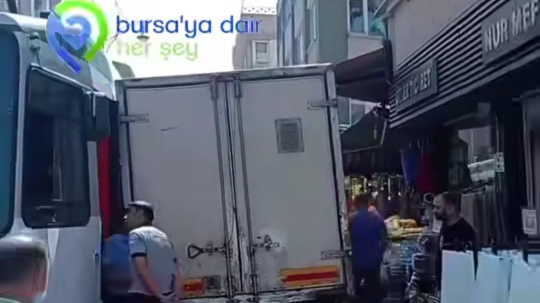 Bursa'da tramvay ile kamyonet aynı anda geçmeye kalkışınca sıkışıp kaldılar