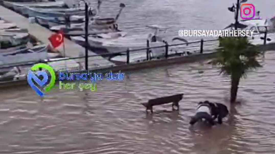 Bursa'da sağanak yağış hayatı felç etti!