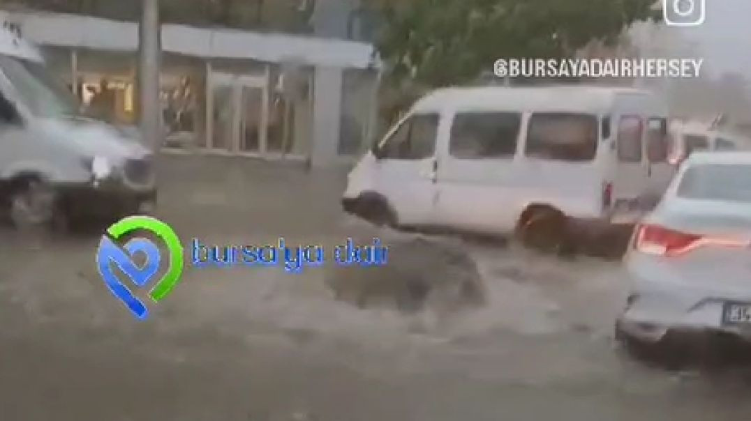 Bursa'da yollar sel oldu... Pazar alanları su altında kaldı!