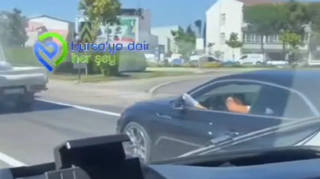 Bursa'da ayaklarını camdan çıkarıp araba sürdü!