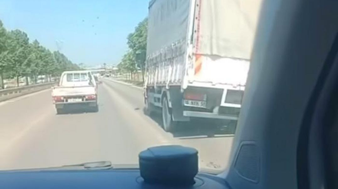 Bursa'da yan giden kamyon tehlike saçtı