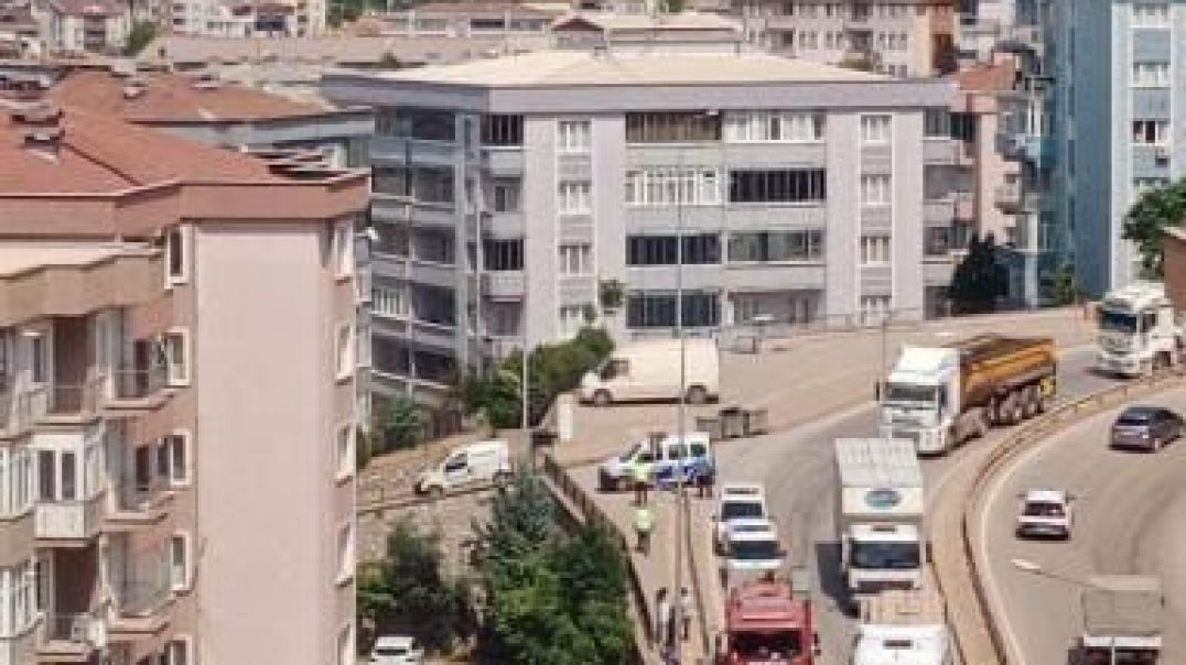 Bursa'da virajı alamayan otomobil site bahçesine uçarak ters döndü