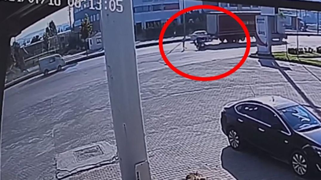 Bursa'da motosikletin yayaya çarpmasıyla 3 kişi ölümden döndü