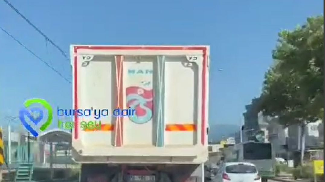 Bursa'da kamyoncu son sürat makas atarak ilerledi