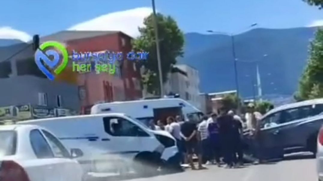 Bursa'da kafa kafaya çarpışan 2 otomobilde ölümden döndüler