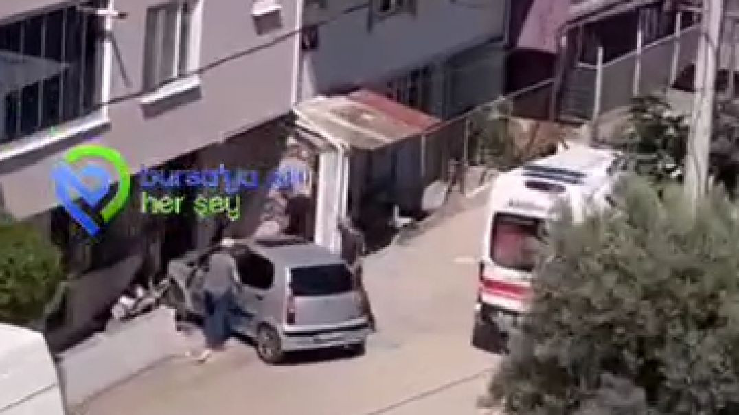 Bursa'da hızını alamayan otomobil bahçe duvarını yıktı geçti