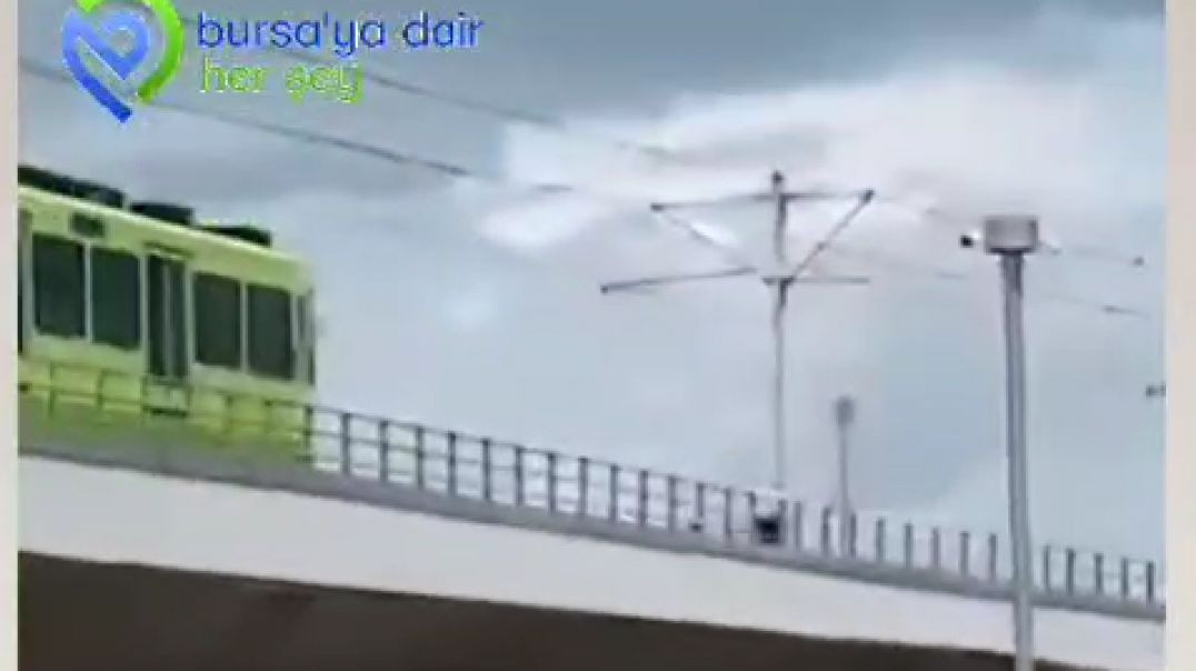Bursa'da gelen metroya aldırış etmeyen şahıs raylarda yürüdü