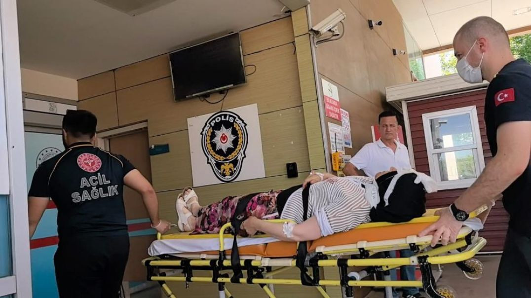 Bursa'da kafa kafaya çarpışan otomobilde 3 kişi ölümden döndü