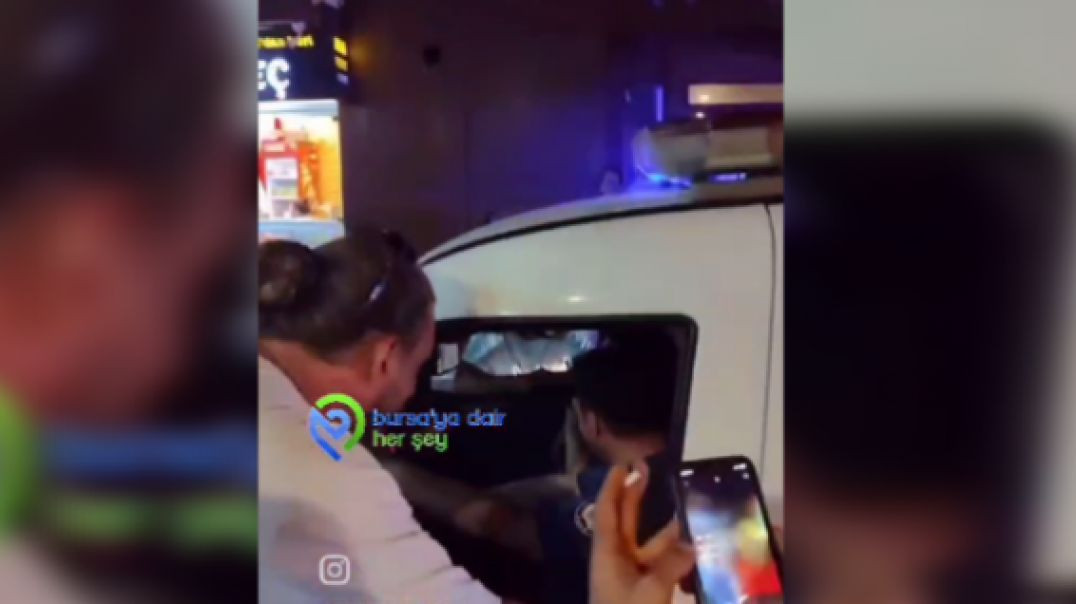 Bursa'da galibiyet sevincine polis ekipleri üçlü çektirerek dahil oldu