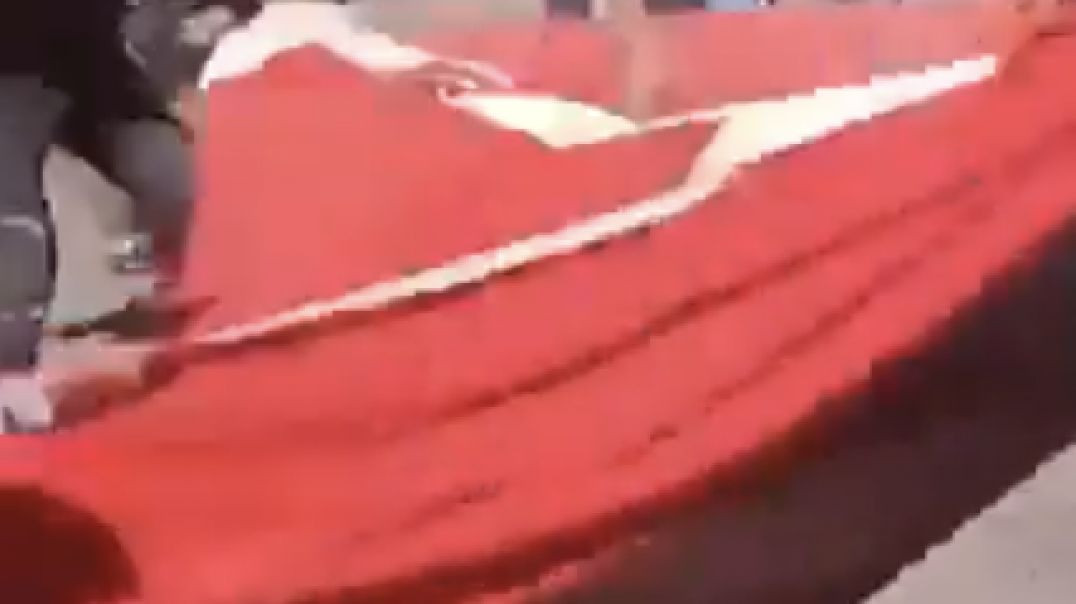 Suriyeli şahıslar Türk bayrağını parçaladı