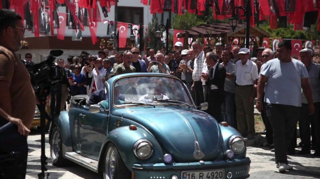 CHP Genel Başkanı Özel Harmancık'a vosvos ile geldi