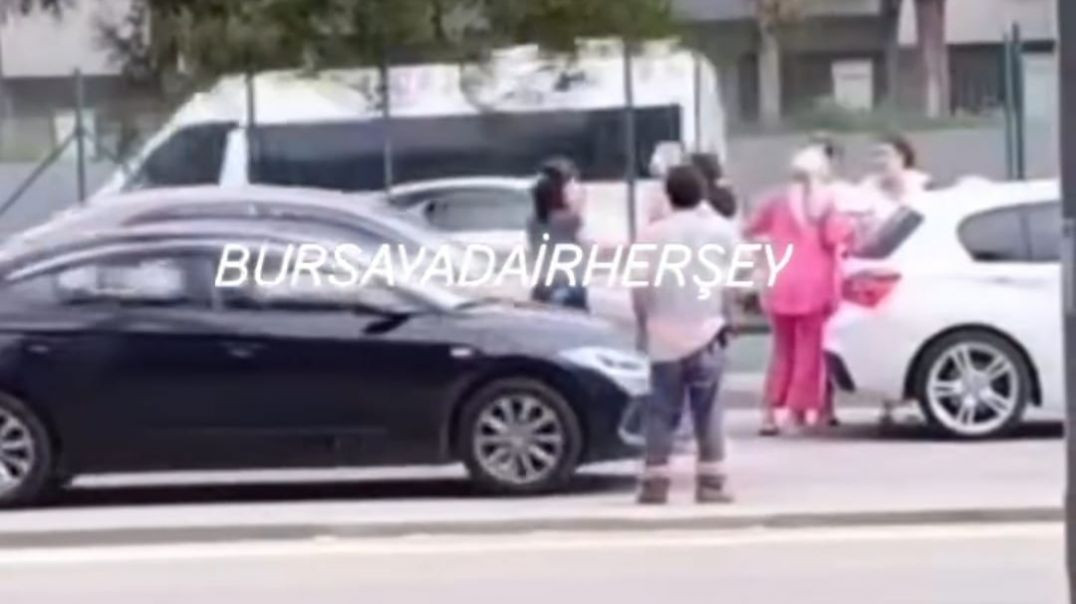 Bursa'da zincirleme trafik kazasını da yaralanan çocuğu da unutup kavgaya tutuştular