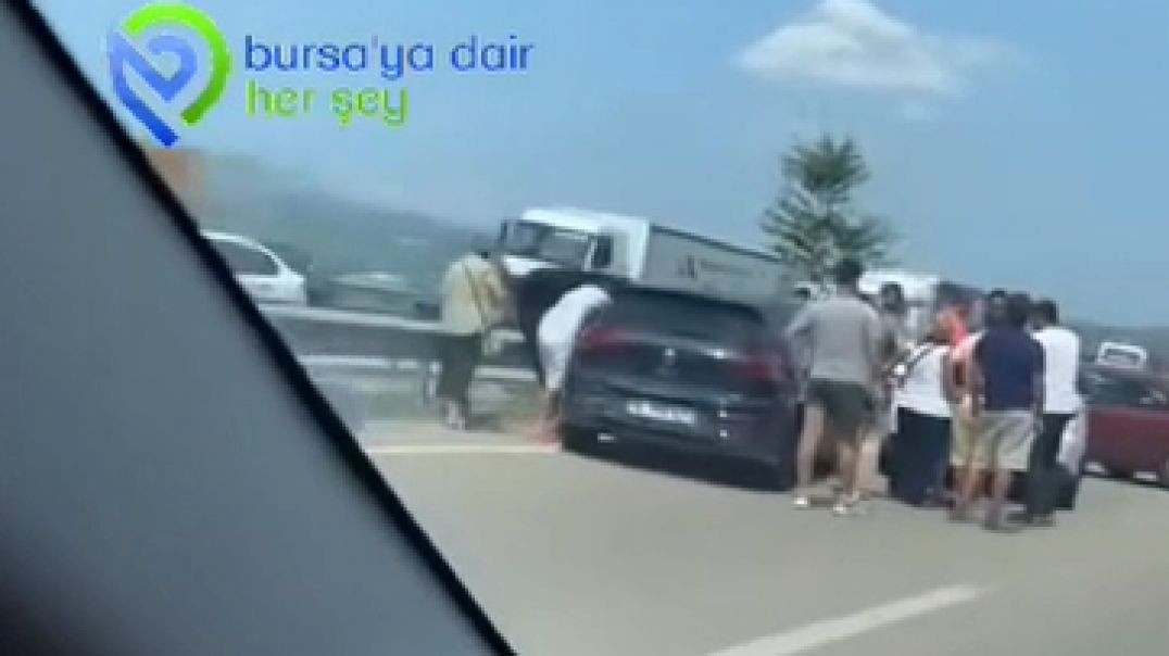 Bursa'da zincirleme kazada 5 araç birbirine girdi: Trafik durdu!