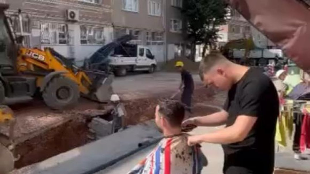 Bursa'da yol yapım çalışmasını izlemeye tıraş engel olamadı