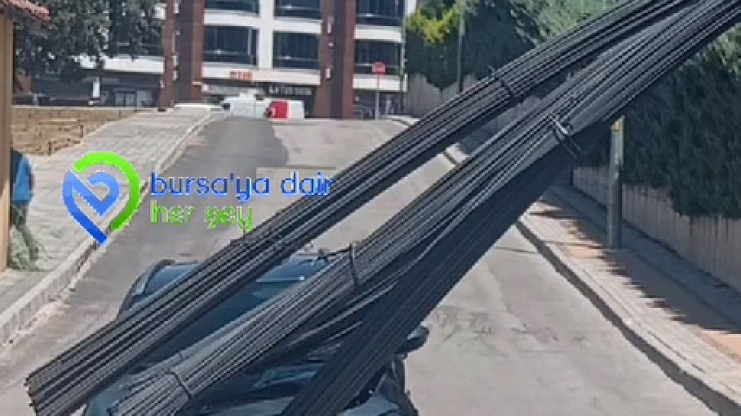 Bursa'da tıra korumasızca yüklenen inşaat demirleri otomobilin üzerine düştü