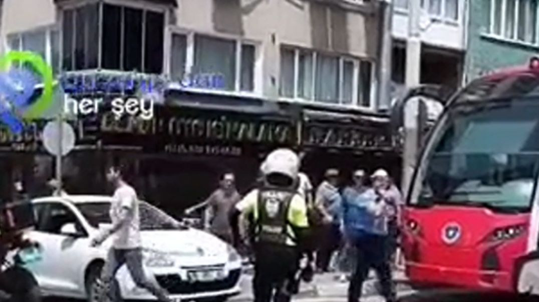 Bursa'da tramvay yoluna park eden otomobil trafiği felç etti