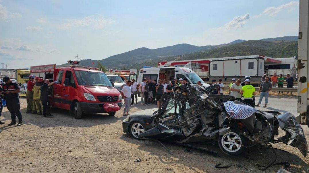 Bursa'da kontrolden çıkarak tırın altına giren araçta 2 kişi can verdi