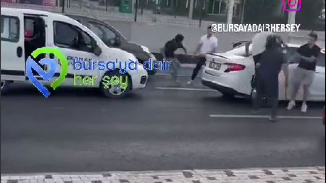 Bursa'da baltalı sopalı yol verme kavgası kamerada!