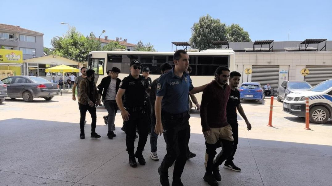 Bursa'da 10 kaçak göçmen yakalandı: Yatağın altından çıktılar!
