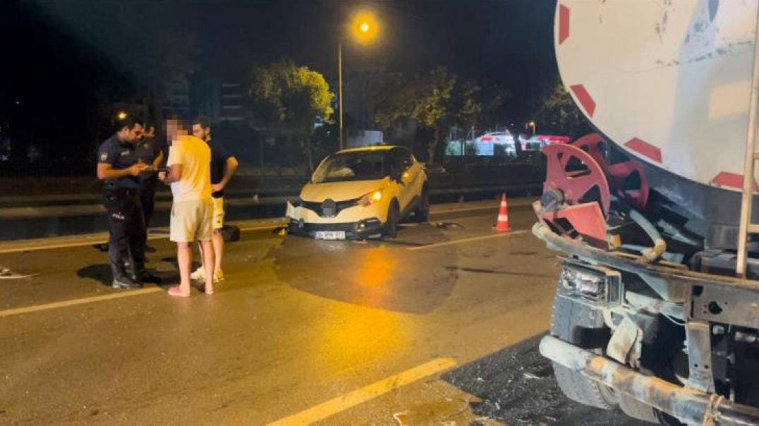 Bursa'da alkollü sürücü sulama tankerine çarpıp bariyerlere girdi