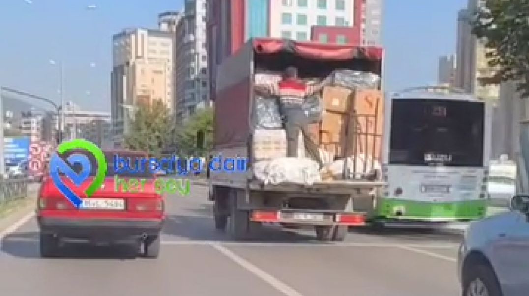 Bursa'da kamyonetin arkasındaki yüklerin düşmemesi için kendini siper etti