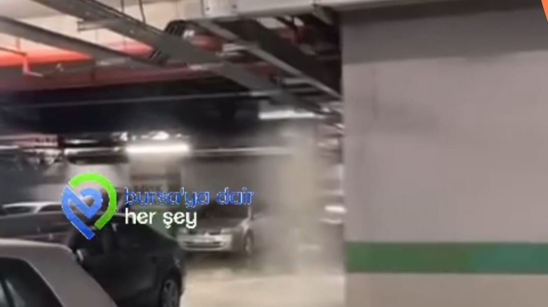 Bursa'da şiddetli yağışla AVM'nin kapalı otoparkını su bastı