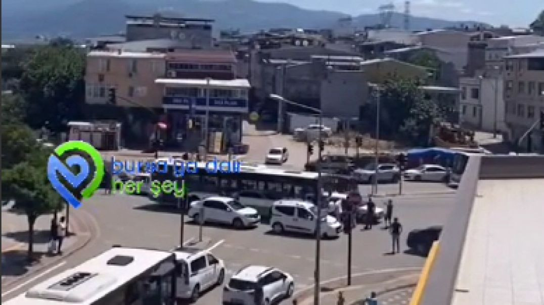 Bursa'da yol verme tartışmasında sürücüler birbirine girdi