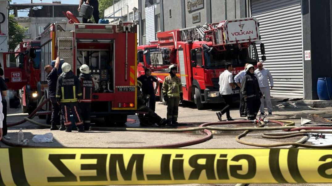 Bursa'da sünger ve baza deposu yangın sonucu küle döndü