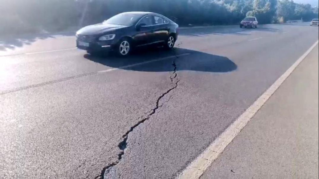 Mudanya'da çatlak yolda sürücüler ölüme sürüyor