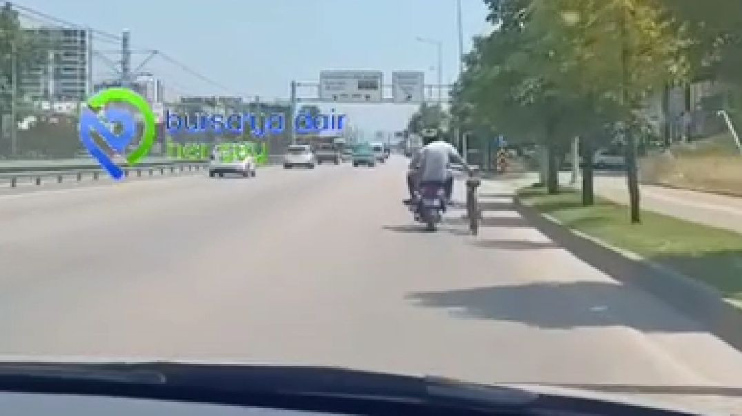 Bursa'da motosiklette garip taşımacılık kamerada