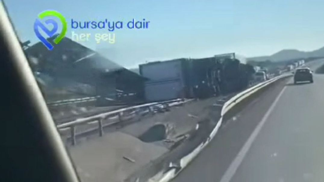Bursa'da kontrolden çıkan tır bariyerleri aşarak devrildi