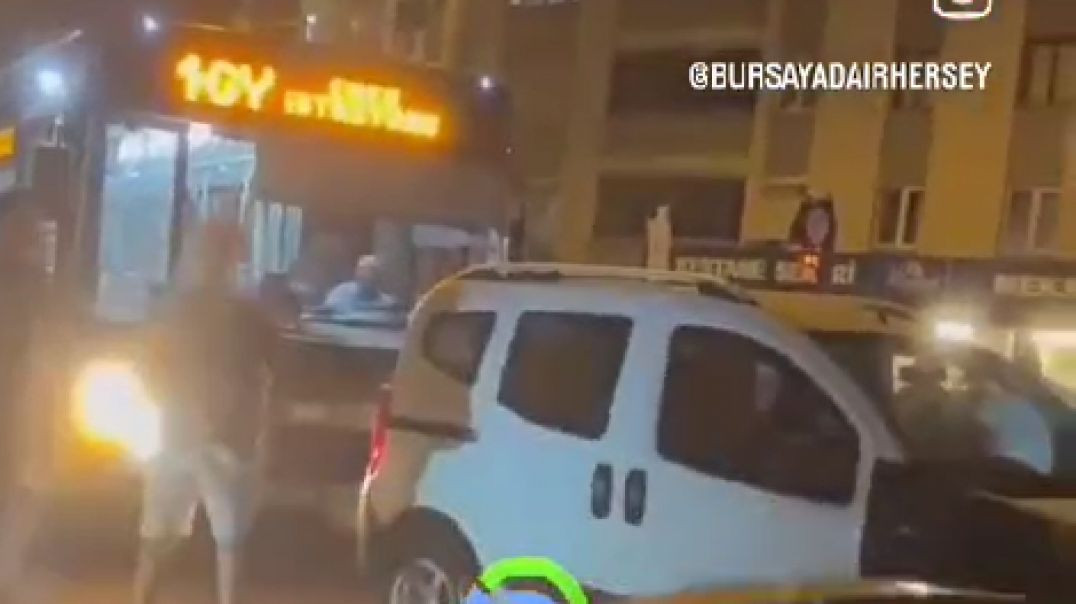 Bursa'da aracını yolun ortasına park eden sürücü trafiği felç etti!