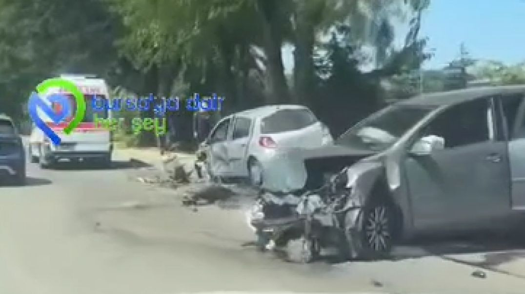 Bursa'da iki otomobil kafa kafaya çarpıştı