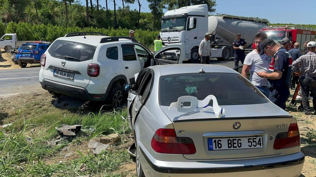 Bursa'da iki otomobil feci şekilde çarpıştı: 5 yaralı!